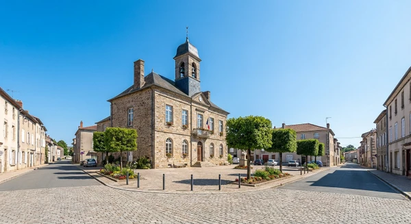 Photographie r&eacute;elle de la commune de Panazol pr&egrave;s de Limoges, montrant un &eacute;l&eacute;ment caract&eacute;ristique et reconnaissable du lieu (une rue typique, une place publique, un b&acirc;timent remarquable, une mairie ou un carrefour important) en plein jour. L'image doit clairement identifier Panazol comme un lieu distinct et &eacute;tabli de mani&egrave;re professionnelle, sans personnages en avant-plan, permettant d'illustrer l'une des zones de couverture g&eacute;ographique du garage automobile.
