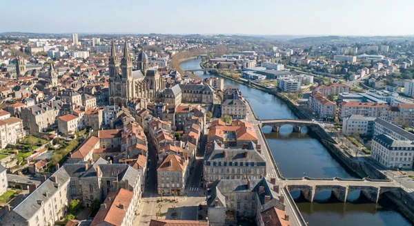 Vue a&eacute;rienne ou perspective urbaine de la ville de Limoges montrant des b&acirc;timents, rues et paysage urbain caract&eacute;ristique. L'image doit repr&eacute;senter clairement le contexte g&eacute;ographique de Limoges sans personnages ni v&eacute;hicules en avant-plan, permettant d'illustrer la localisation du garage.