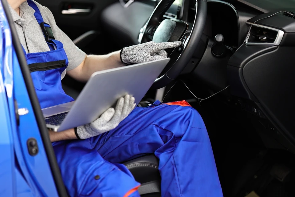 La programmation électronique de la voiture utilise l'ordinateur portable pour relier et vérifier les données dans le moteur en surveillant l'écran de numérisation pour garder et régler les meilleures performances du moteur dans la réparation de la voiture