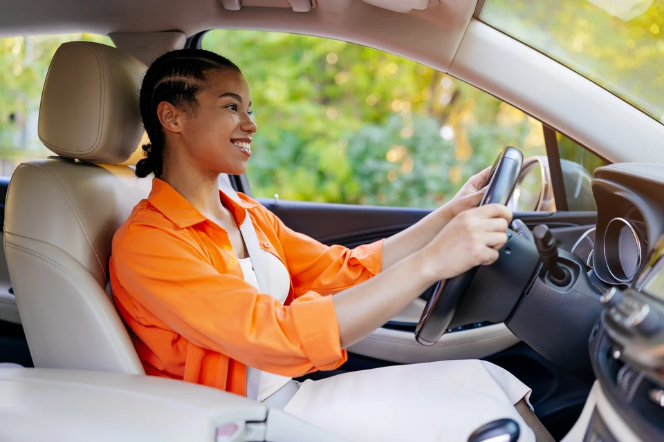 Femme, m&eacute;canicien et contrat de signalisation dans l'atelier de r&eacute;paration automobile, facture et service pour l'entretien de la voiture