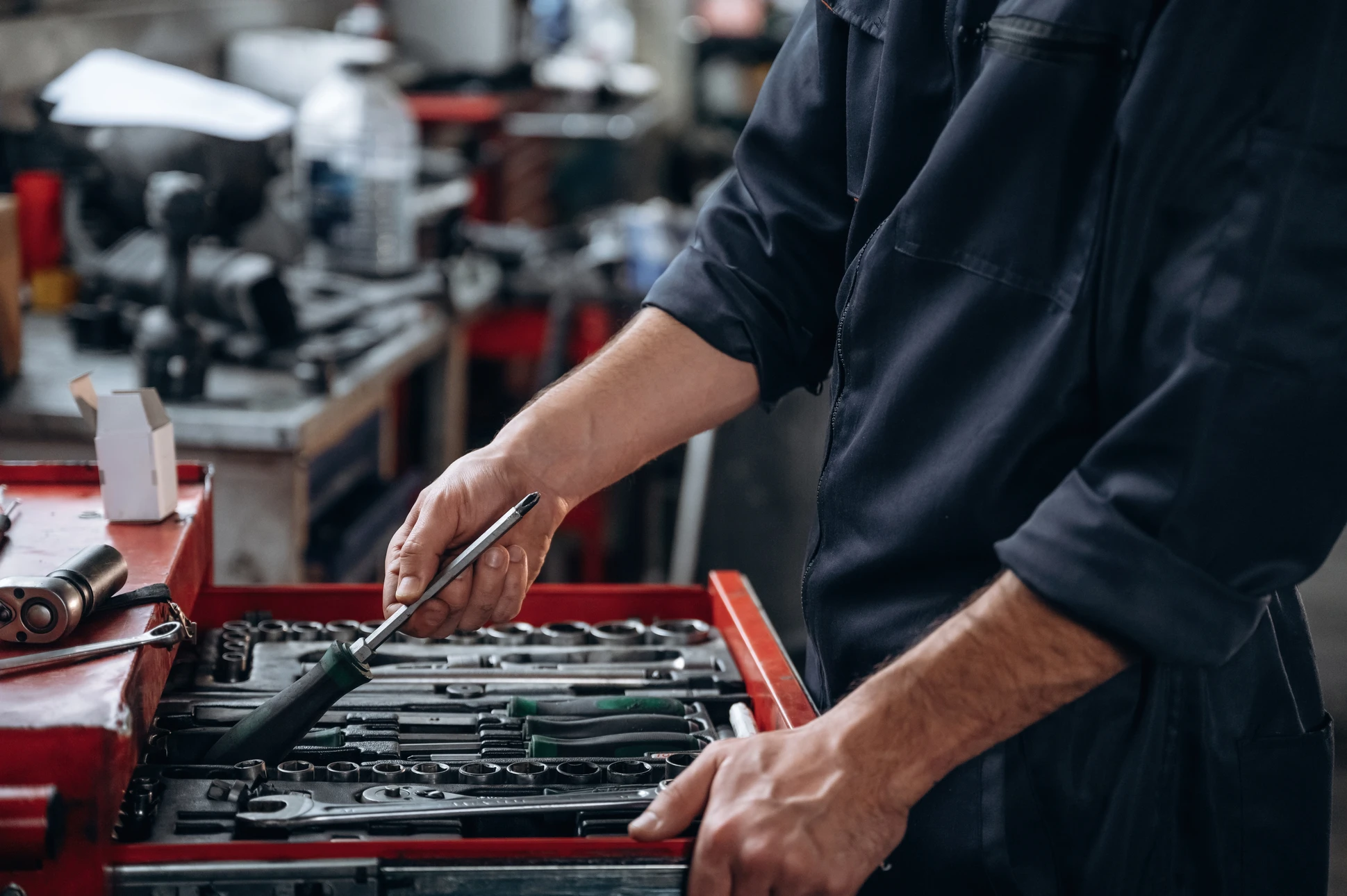 Atelier de réparation automobile moderne avec véhicule argenté surélevé sur pont élévateur