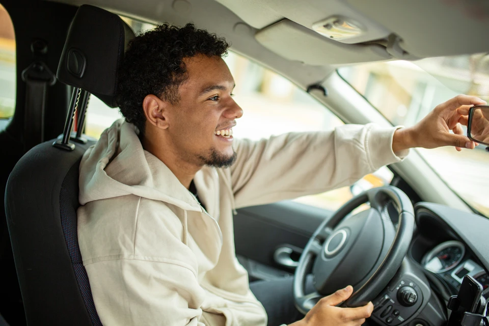 Atelier de réparation automobile moderne avec voiture rouge surélevée sur pont élévateur hydraulique